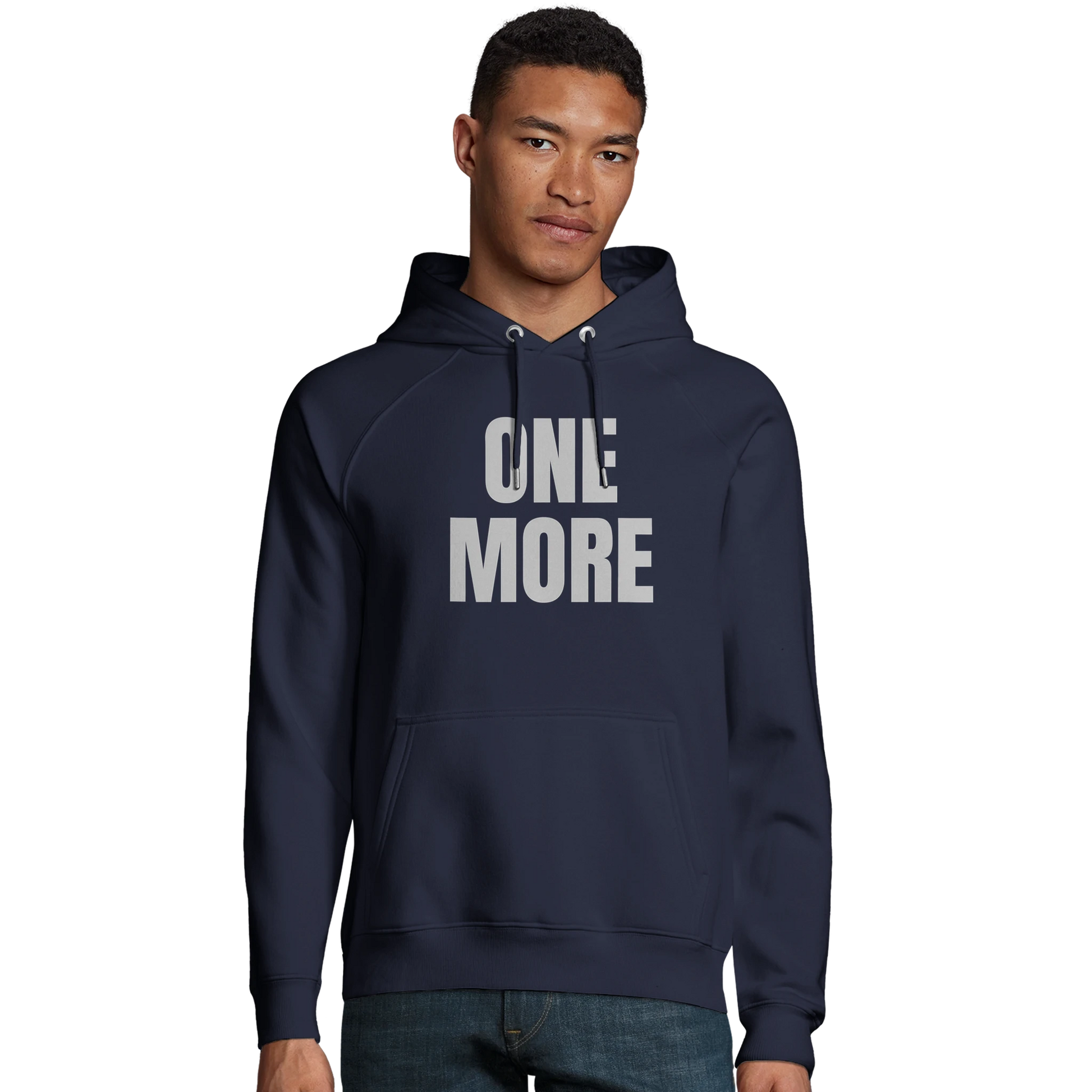 Man i marinblå ekologisk huvtröja från One More. Visar passformen på denna sportiga och hållbara hoodie.