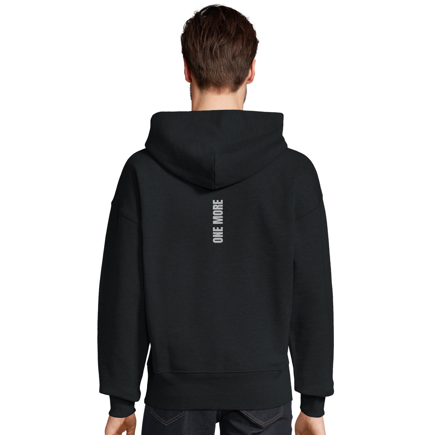Man sedd bakifrån i en svart oversized hoodie. Visar den atletiska passformen och det vertikala trycket längs ryggen.