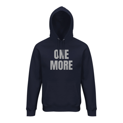 Marinblå huvtröja i ekologisk bomull med 'ONE MORE' tryck på bröstet. En mjuk och hållbar hoodie för träning och fritid.