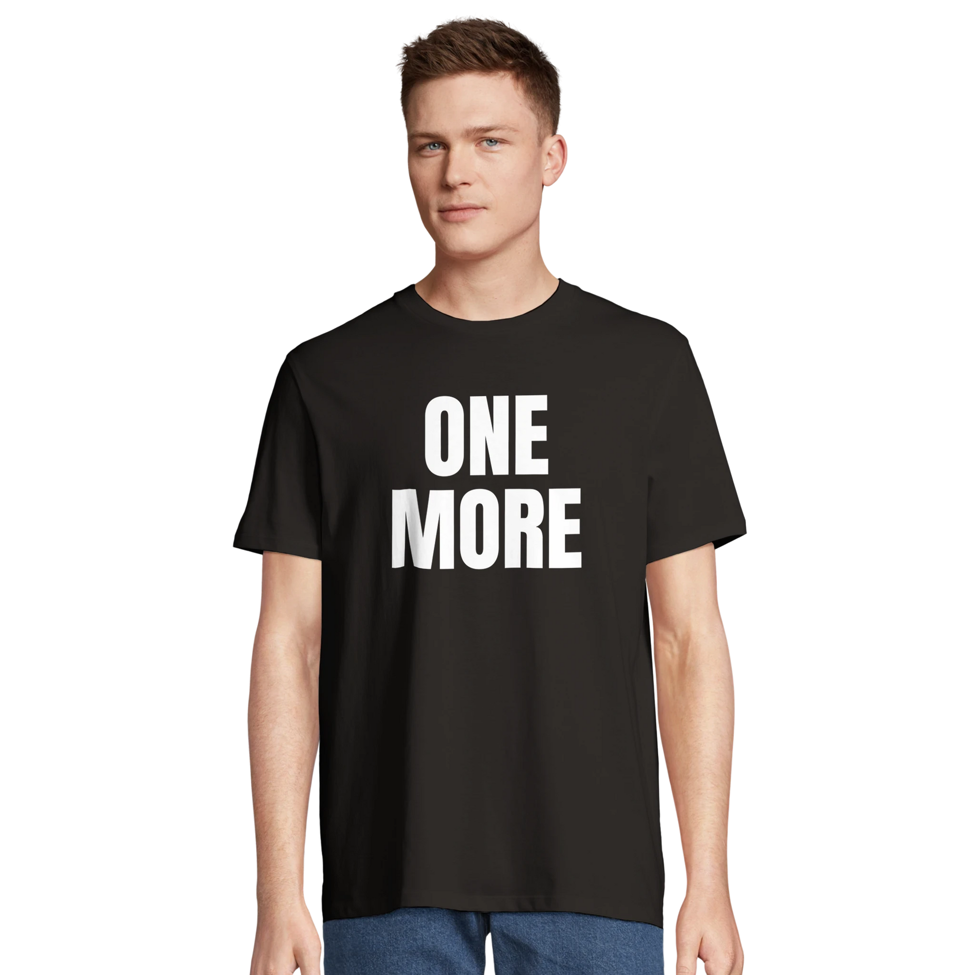 Man i svart träningst-shirt med stort 'ONE MORE' tryck. Visar passformen för dessa premium gymkläder för herrar.