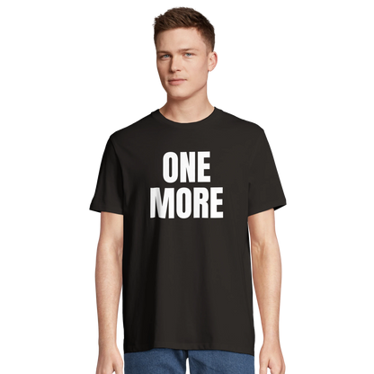 Man i svart träningst-shirt med stort 'ONE MORE' tryck. Visar passformen för dessa premium gymkläder för herrar.