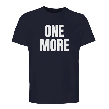 Marinblå sport-t-shirt med stort vitt texttryck 'ONE MORE'. En funktionell t-shirt för atleten som ger allt under träningen.