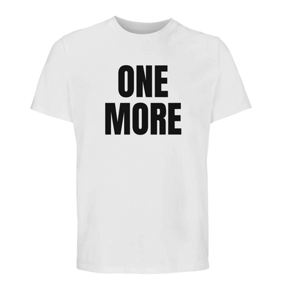 Vit träningst-shirt i ekologisk bomull med stort 'ONE MORE' tryck. Stilren och hållbar sporttopp med maximal komfort.