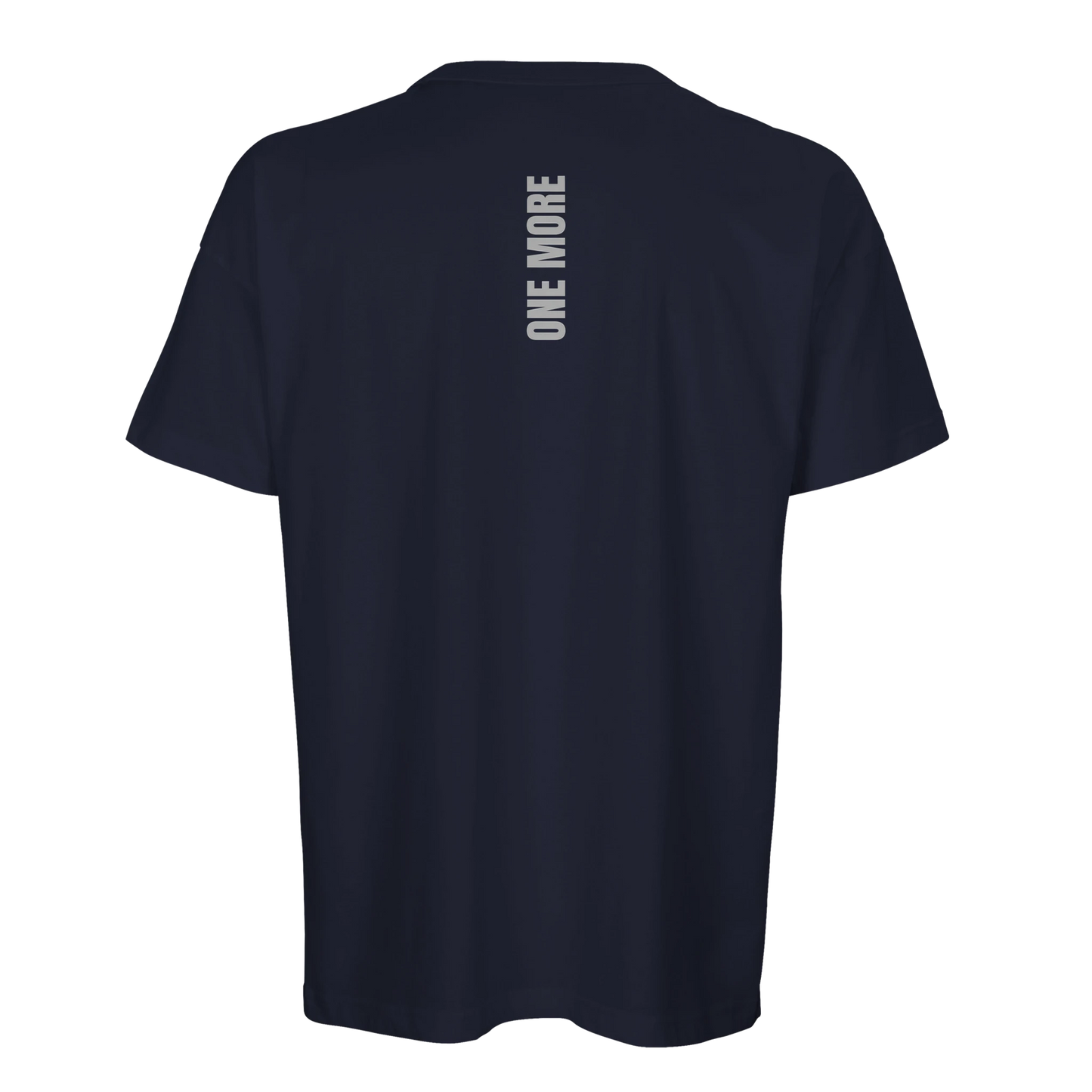Baksidan av en marinblå oversized boxy t-shirt i ekologisk bomull med vertikalt 'ONE MORE' ryggtryck.