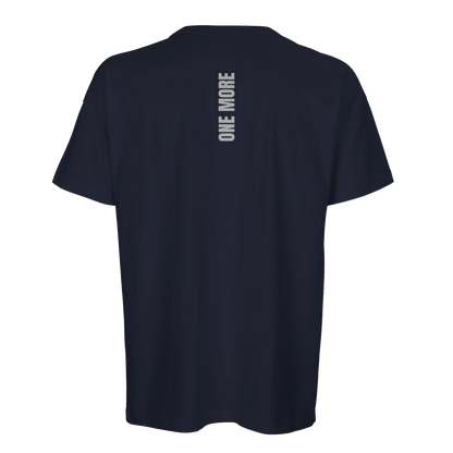 Baksidan av en marinblå oversized boxy t-shirt i ekologisk bomull med vertikalt 'ONE MORE' ryggtryck.