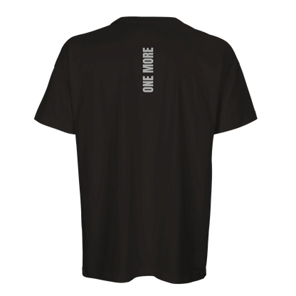 Svart boxy t-shirt i ekologisk bomull med vertikalt ryggmotiv 'ONE MORE'. En trendig och hållbar träningströja.
