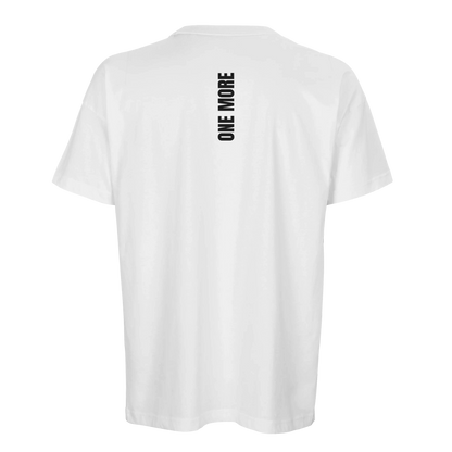 Vit oversized t-shirt med boxy passform och vertikalt ryggtryck. Tillverkad i 100% ekologisk bomull.