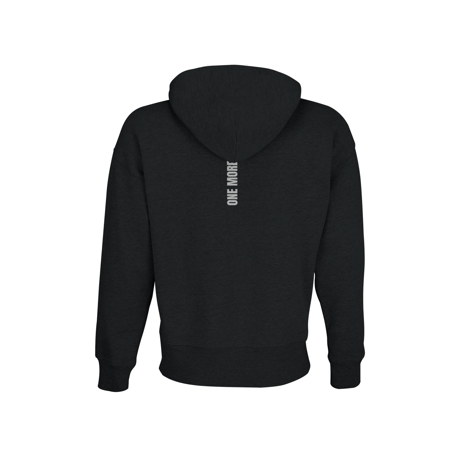 Baksidan av en svart oversized hoodie med vertikalt 'ONE MORE' tryck. En hållbar och varm huvtröja tillverkad av återvunnet material.