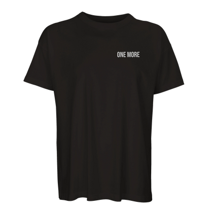 Svart oversized tränings-t-shirt med litet "ONE MORE"-tryck på bröstet. Stilren gym-merch från GBGMotiv.