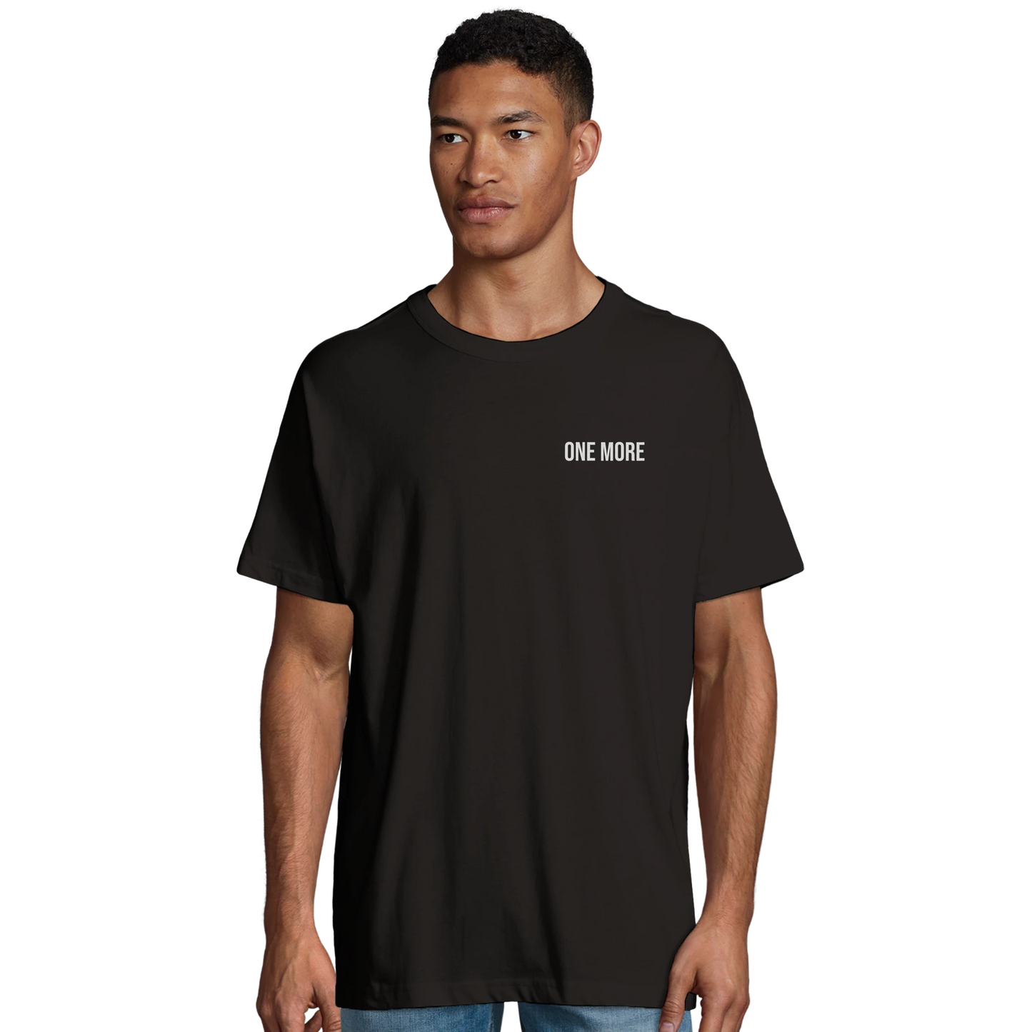 Manlig modell bär svart oversized tränings-t-shirt från GBGMotiv. Visar den avslappnade och moderna passformen.