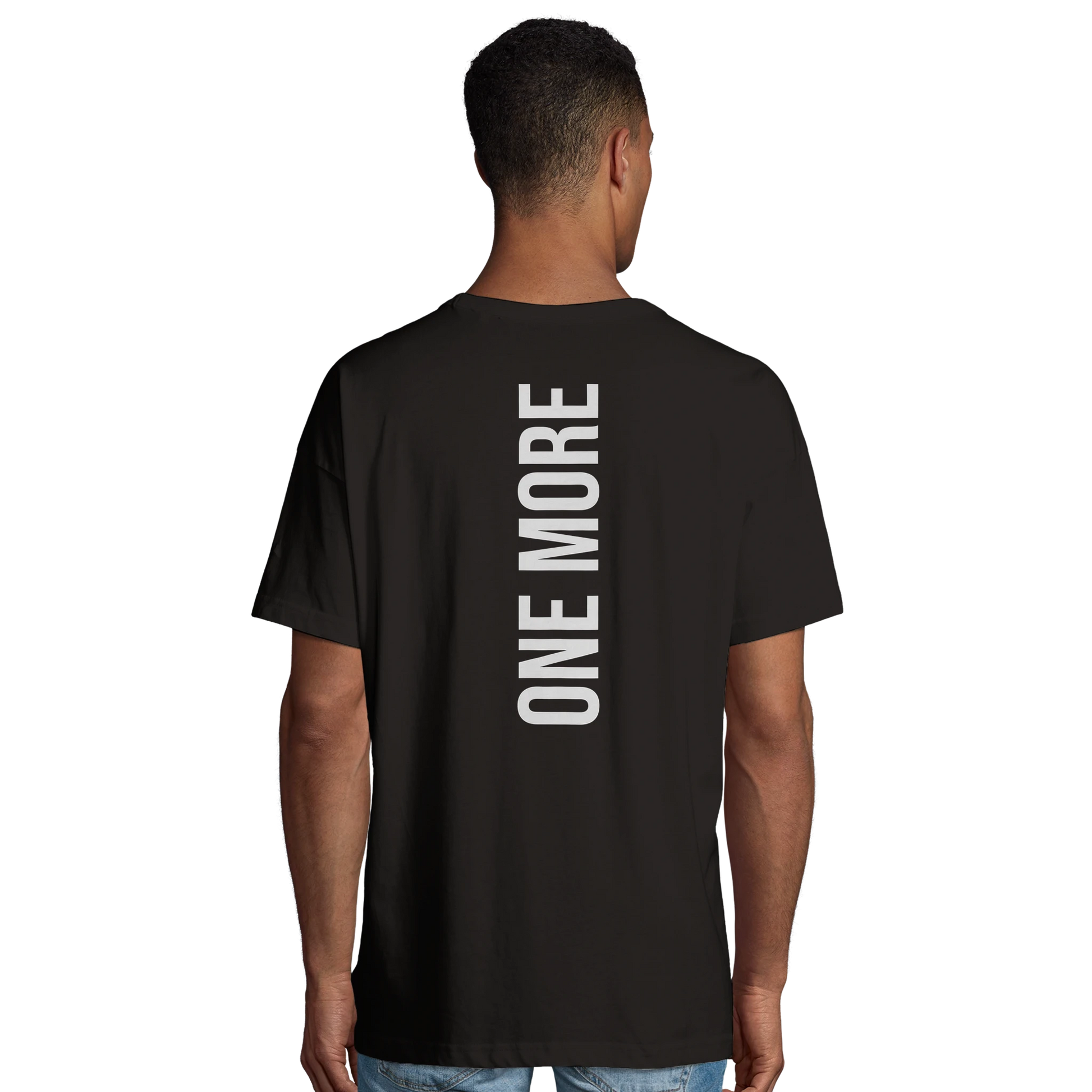 Manlig modell som visar det stora vertikala "ONE MORE"-trycket på ryggen av en svart oversized gym-t-shirt.