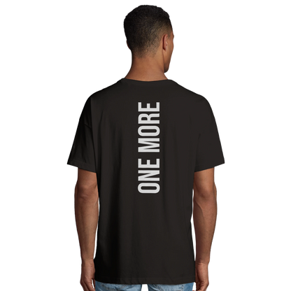 Manlig modell som visar det stora vertikala "ONE MORE"-trycket på ryggen av en svart oversized gym-t-shirt.