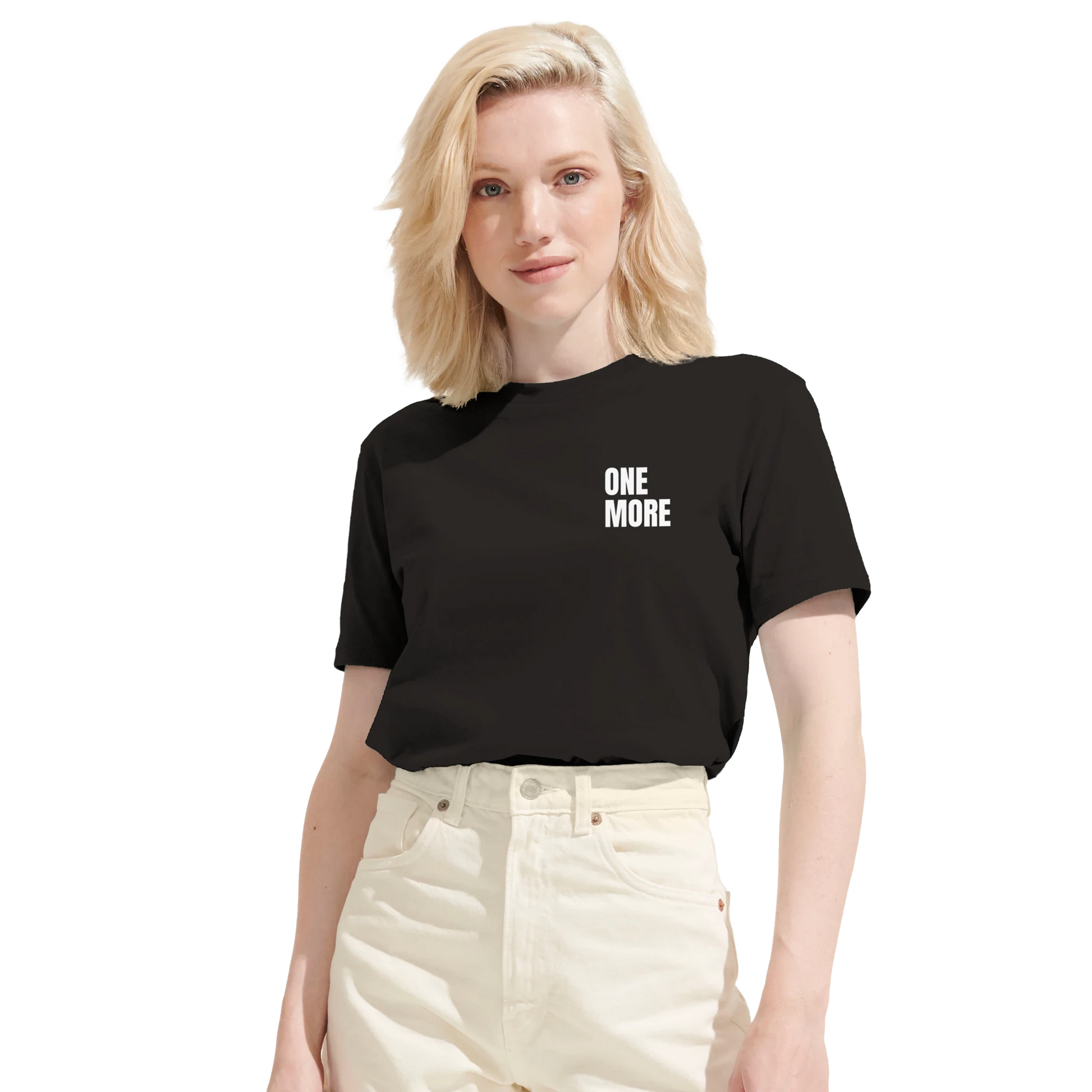 Kvinna i svart One More Training t-shirt. Visar den moderna passformen för dessa stilrena gymkläder.