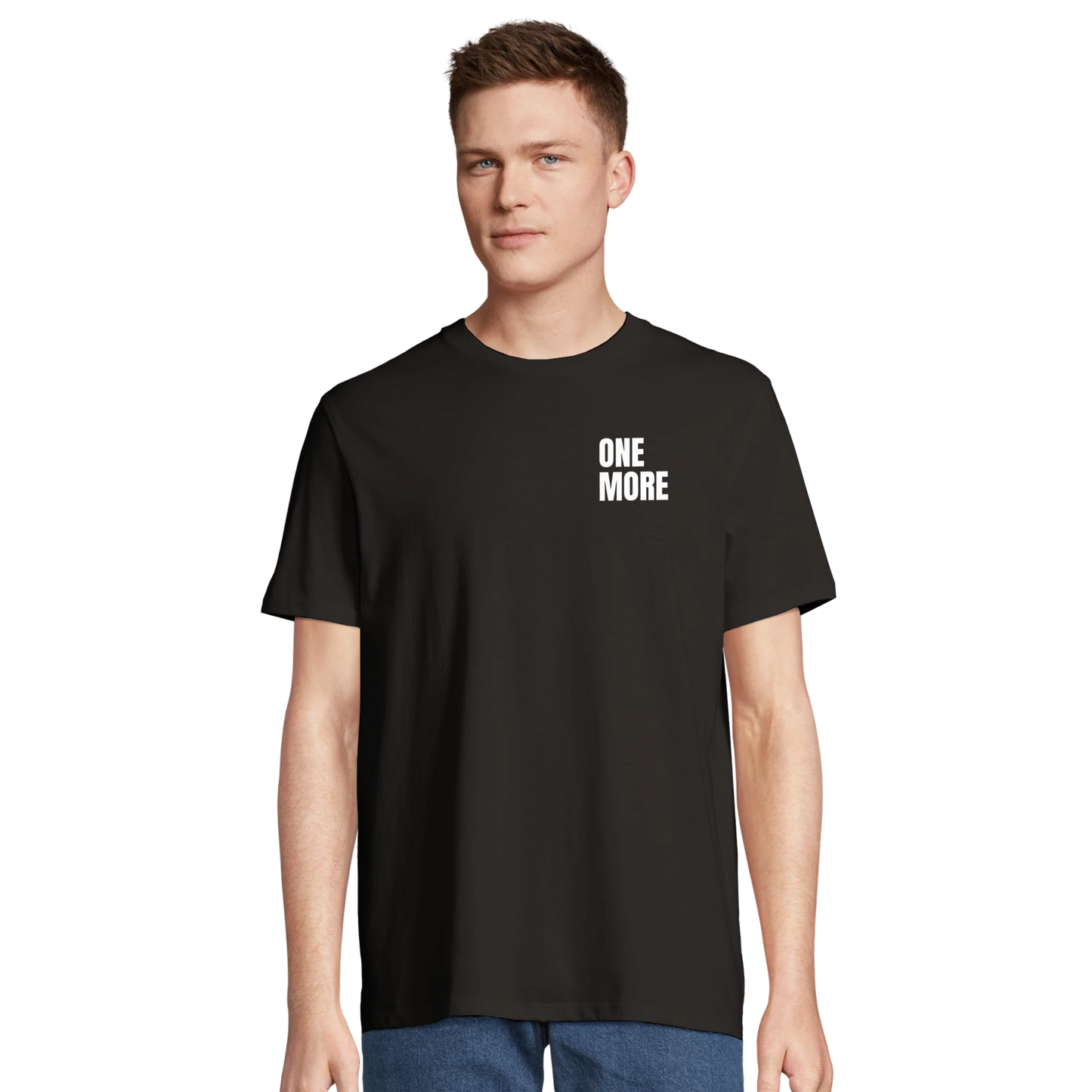 Man i svart träningströja med 'ONE MORE' tryck. En hållbar och snygg t-shirt för crossfit, styrketräning och löpning.