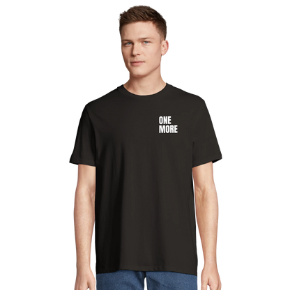 Man i svart träningströja med 'ONE MORE' tryck. En hållbar och snygg t-shirt för crossfit, styrketräning och löpning.