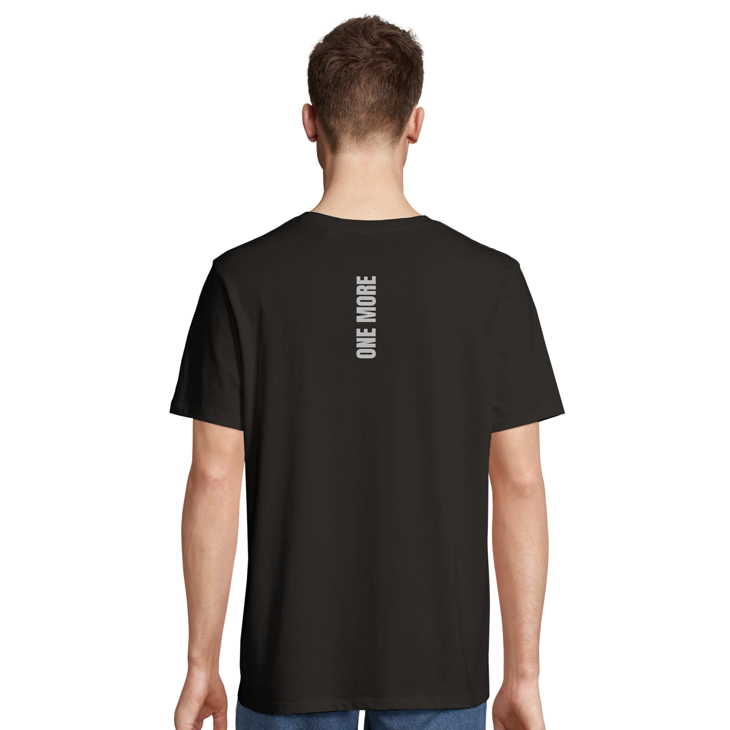 Man i svart One More t-shirt sedd bakifrån, visar den vertikala grafiken på ryggen och tröjans atletiska passform.