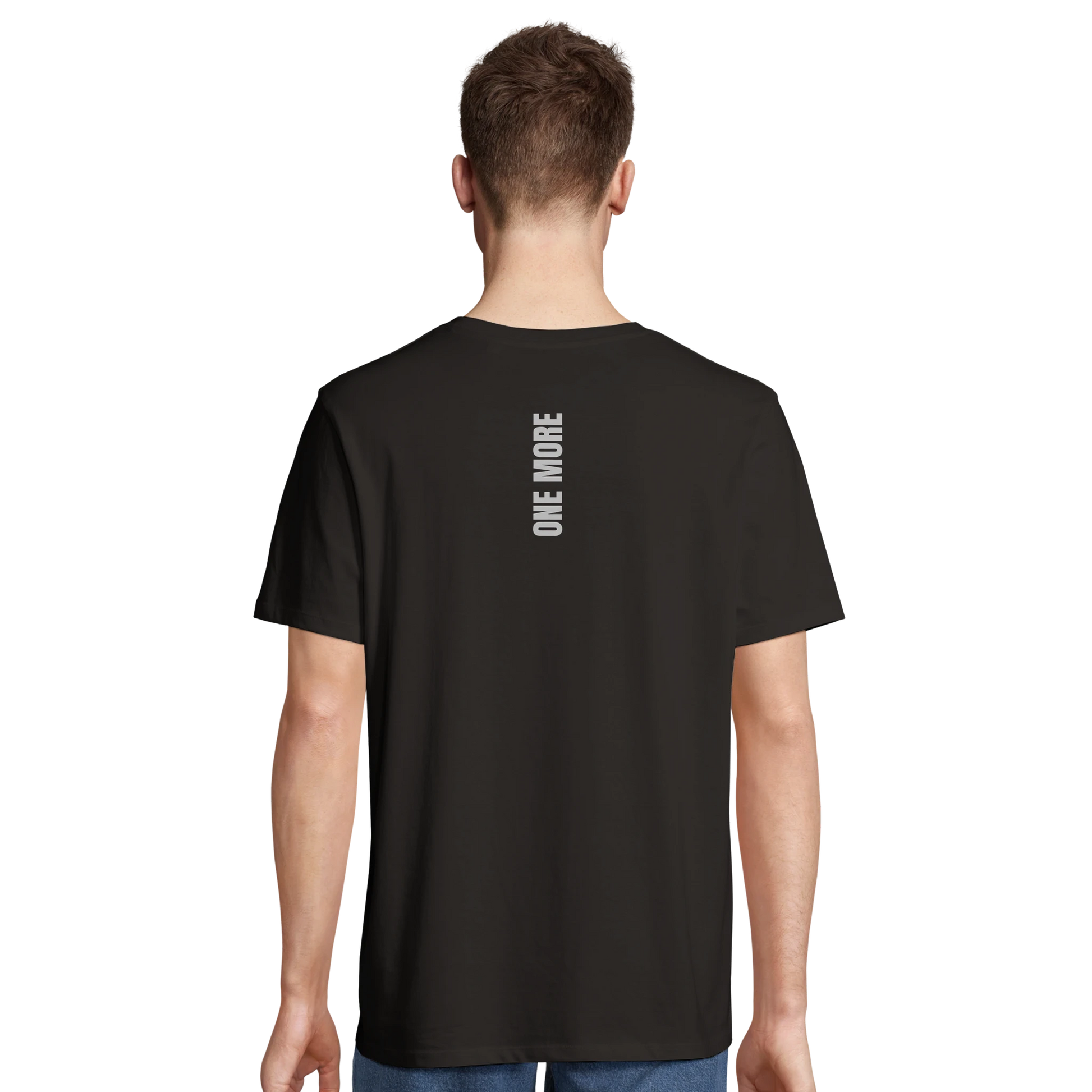 Man i svart One More t-shirt sedd bakifrån, visar den vertikala grafiken på ryggen och tröjans atletiska passform.