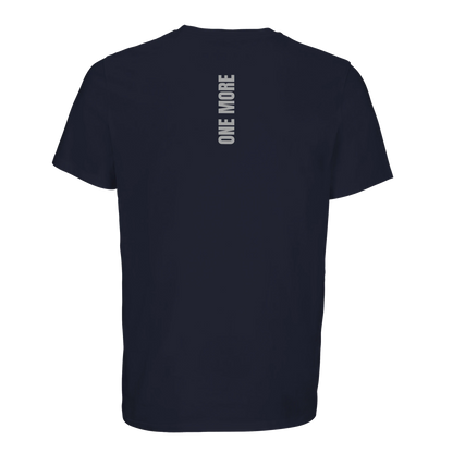 Baksidan av en marinblå sport-t-shirt med vertikalt 'ONE MORE' tryck längs ryggraden. Perfekt för styrketräning och crossfit.