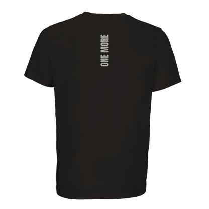 Svart premium t-shirt med ett stilrent vertikalt ryggtryck som säger 'ONE MORE'. En modern och funktionell träningströja för gymmet.