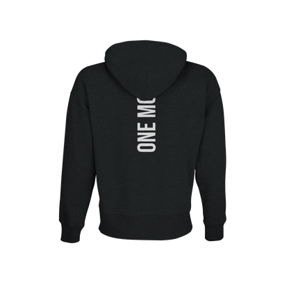 Svart oversized hoodie med vertikalt ryggtryck "ONE MORE". Kraftig och stilren huvtröja för gym och fritid från GBGMotiv.