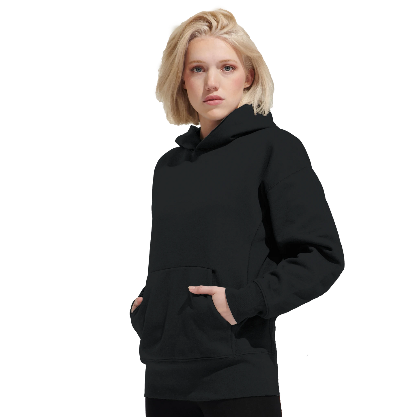 Kvinna i svart oversized huvtröja med rymlig passform och känguruficka. Streetwear-look med fokus på komfort.