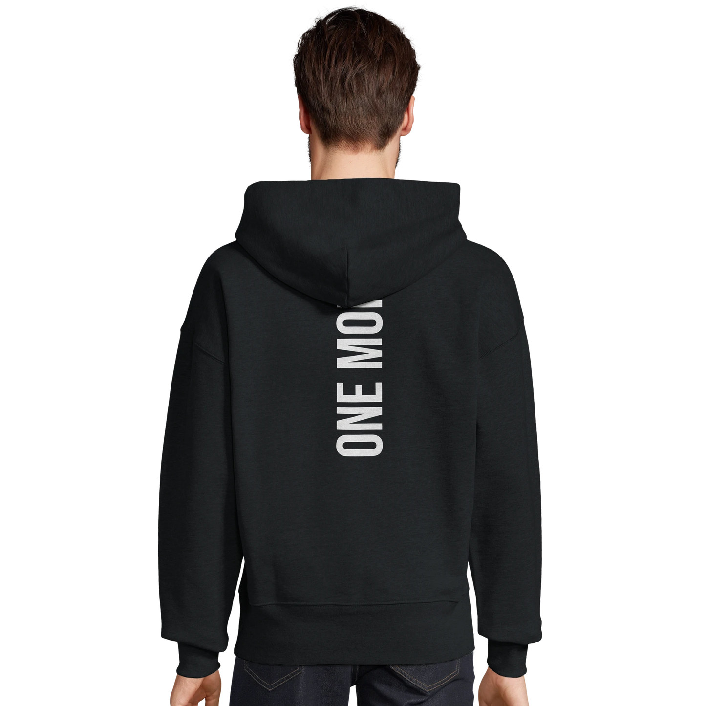 Manlig modell som visar det stora vita ryggtrycket "ONE MORE" på en svart oversized hoodie. Modern passform för träning.