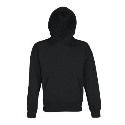 Svart oversized hoodie sedd framifrån med huvan uppe. Visar den generösa passformen och tygets kvalitet.