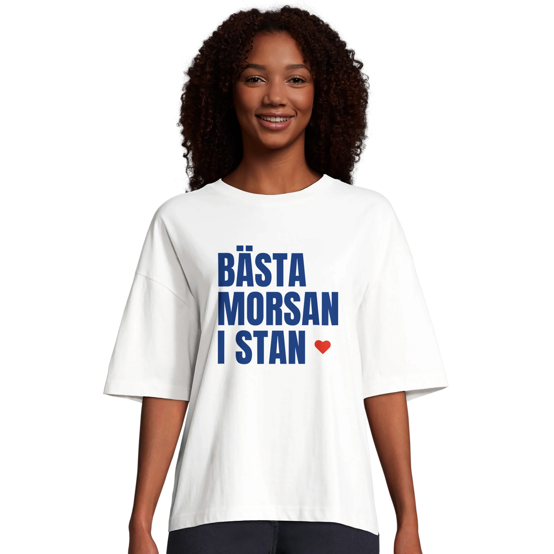 Kvinna i vit oversized t-shirt med texten 'Bästa morsan i stan'. Visar passform och stil för denna populära ekologiska t-shirt.