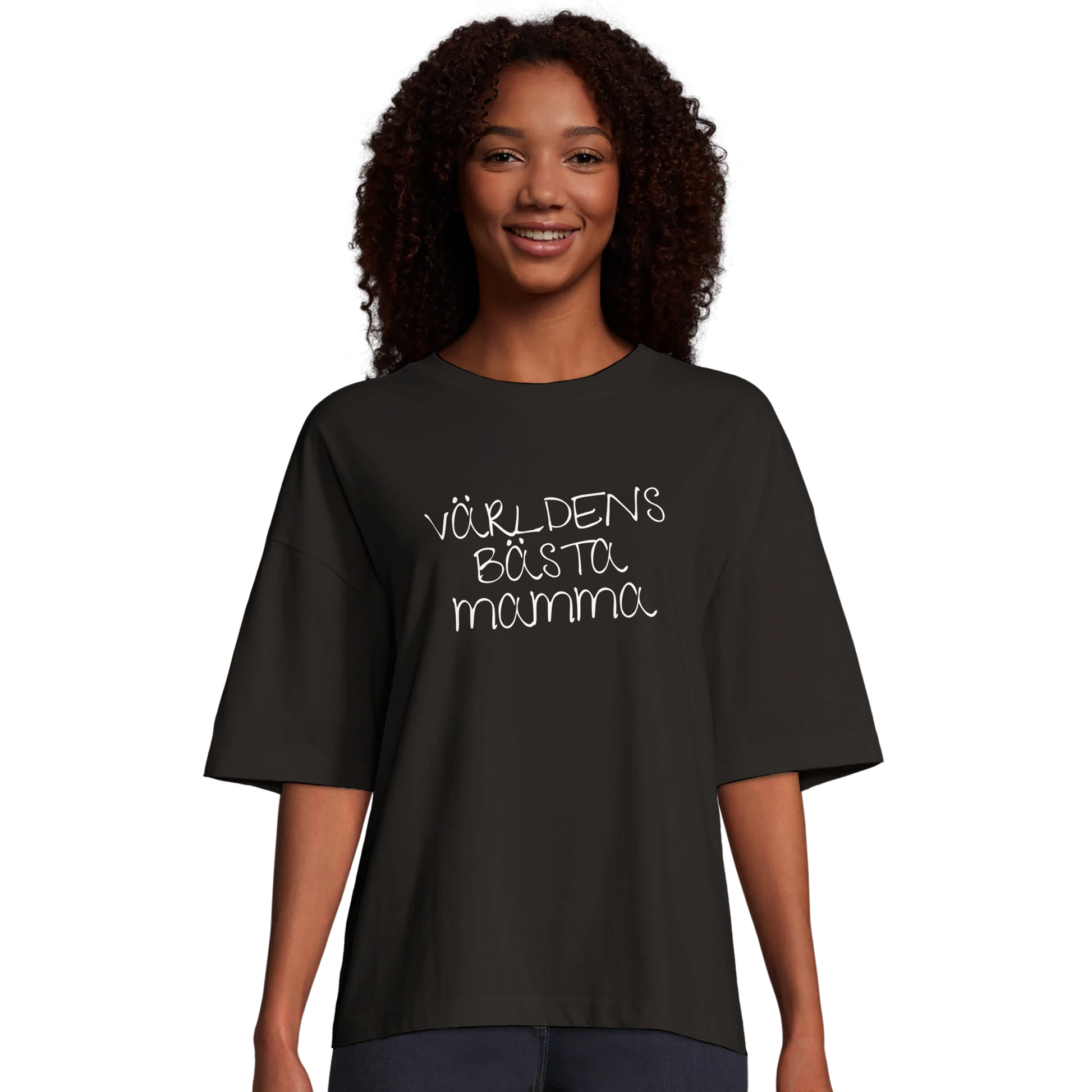 Kvinna bär den svarta 'Världens bästa mamma' t-shirten. Visar den avslappnade oversized passformen, en utmärkt gåva till födelsedag eller Mors dag.