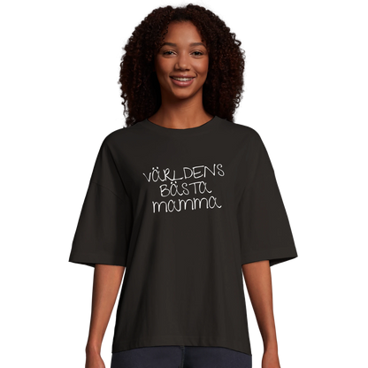 Kvinna bär den svarta 'Världens bästa mamma' t-shirten. Visar den avslappnade oversized passformen, en utmärkt gåva till födelsedag eller Mors dag.