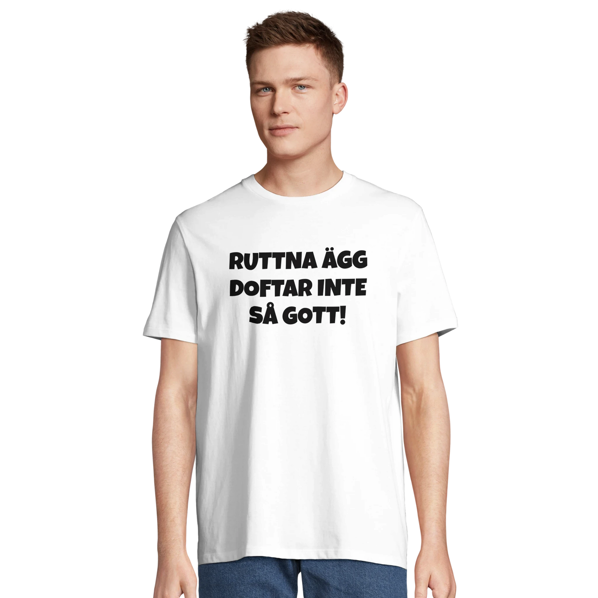 Man bär en vit t-shirt med humoristiskt motiv. En perfekt present till någon med humor.
