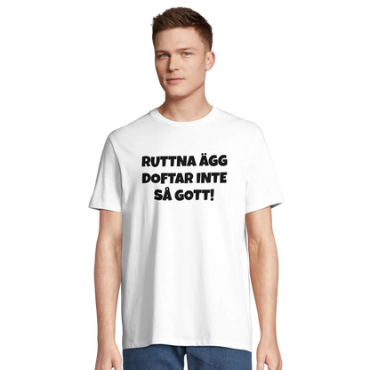 Man bär en vit t-shirt med humoristiskt motiv. En perfekt present till någon med humor.