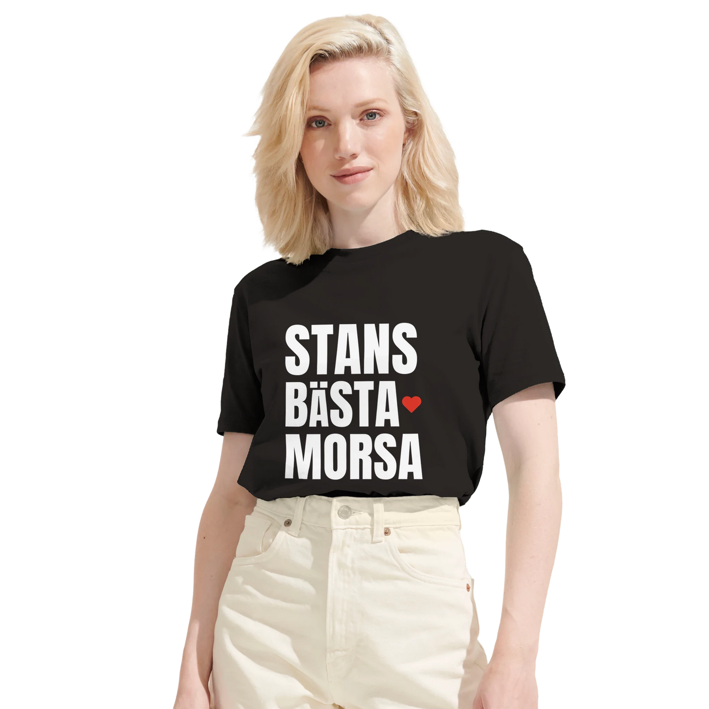 Kvinna bär en svart 'Stans bästa morsa' t-shirt. Bilden visar tröjans passform och det tydliga trycket på bröstet.