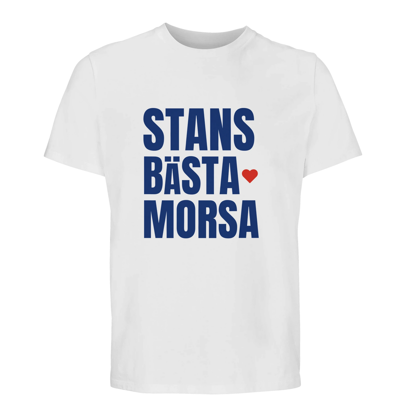 Vit t-shirt med blå och röd text 'STANS BÄSTA MORSA'. Stilren design för vardagsbruk.