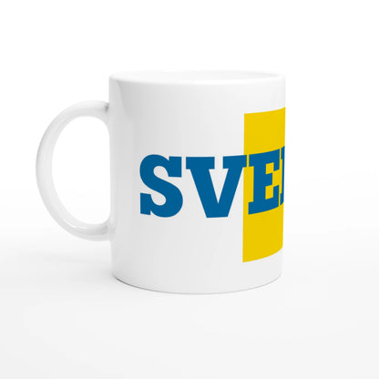 Sidovy av den helvita Sverige-muggen som visar det grafiska trycket i gult och blått. Högkvalitativ keramik för daglig användning.