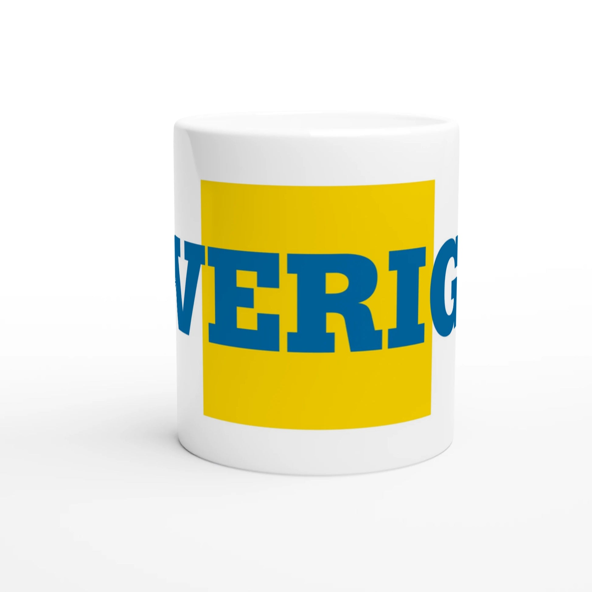 Helvit kaffemugg med gult och blått tryck 'SVERIGE'. En klassisk souvenir från VM-kollektionen för svenska supportrar.