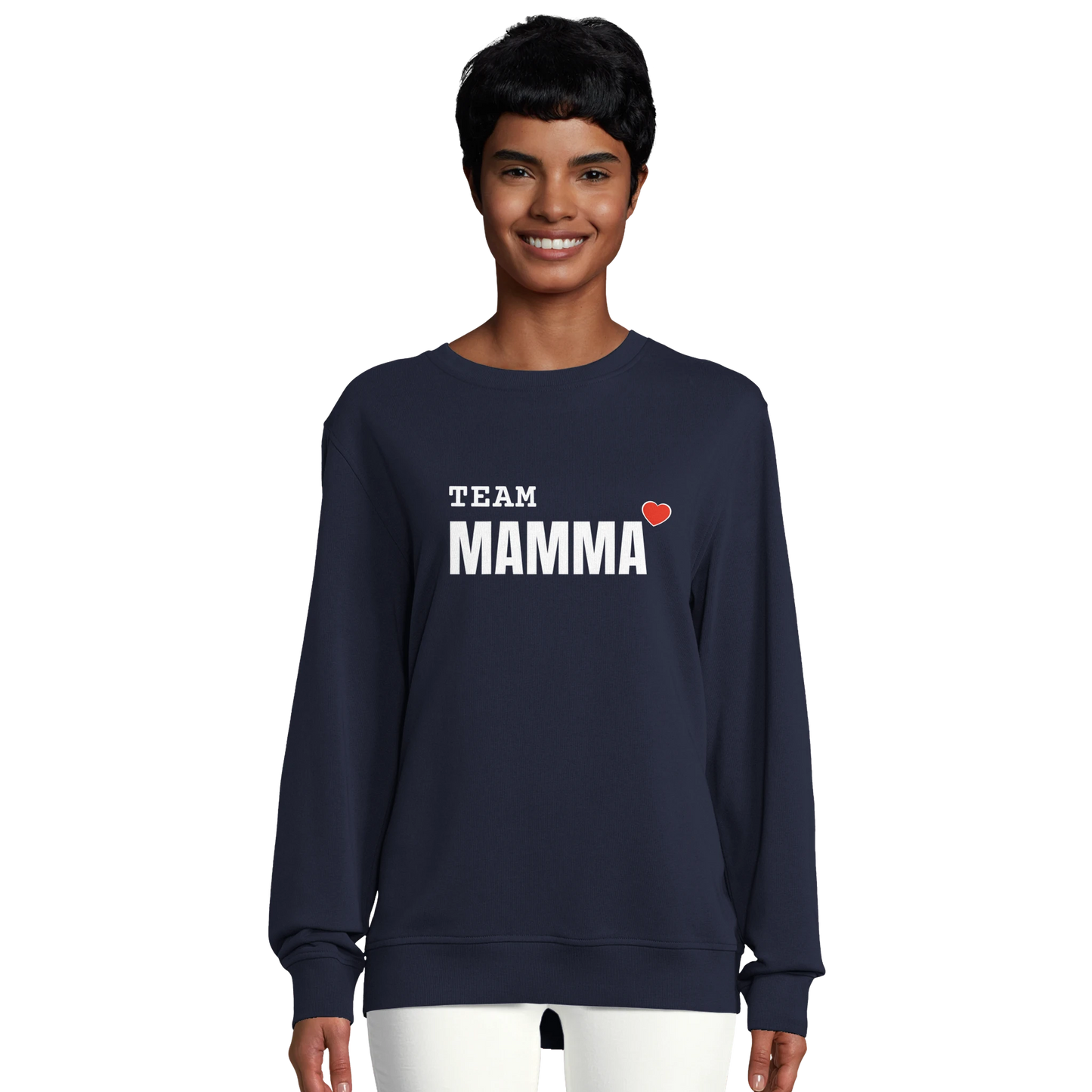 En person bär den marinblåa ekologiska sweatshirt 'TEAM MAMMA'. Visar tröjans passform.
