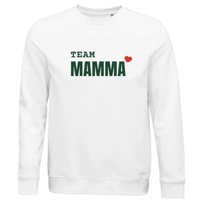 Vit ekologisk sweatshirt med svart text 'TEAM MAMMA' och ett rött hjärta. Ren och stilren design för mammor.