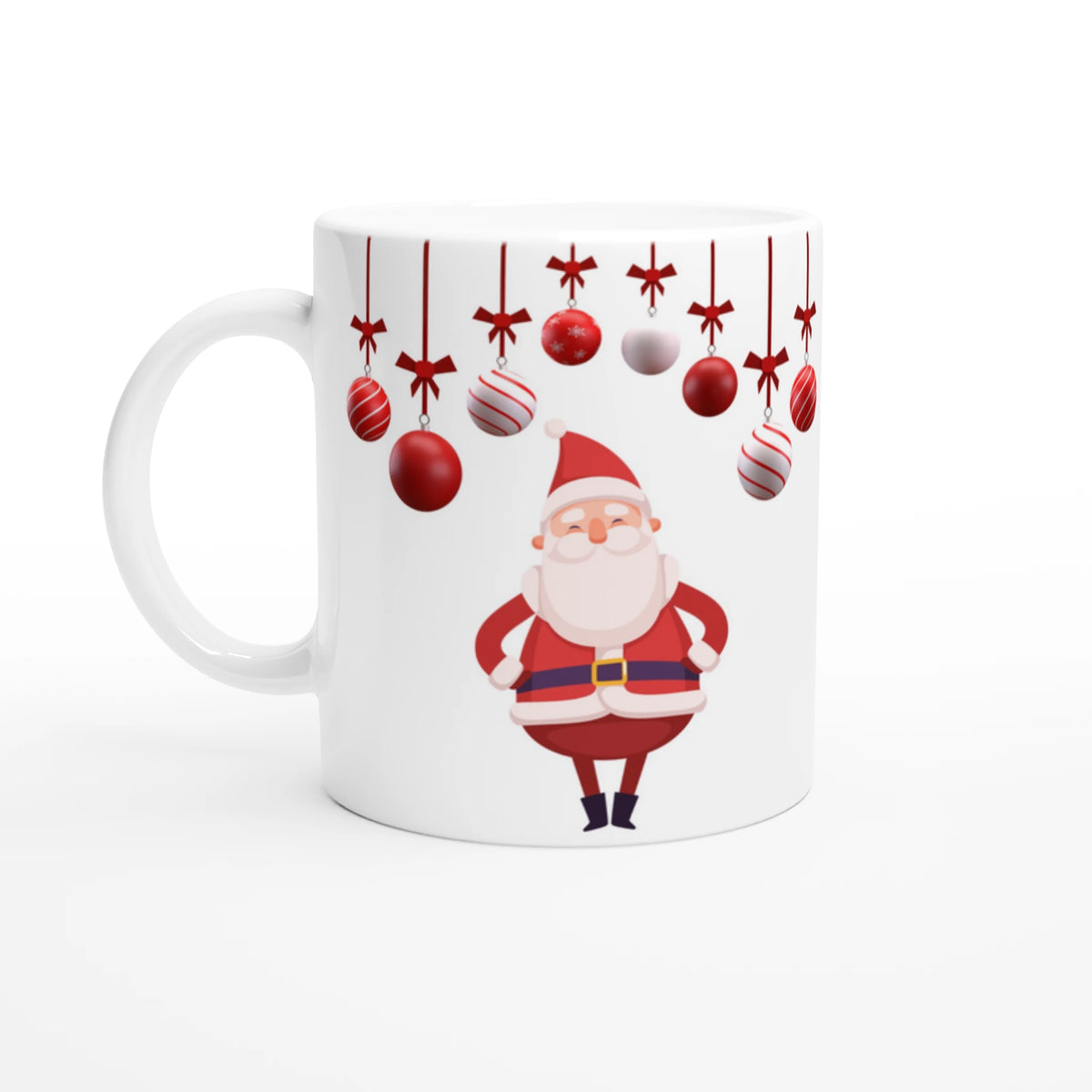 Vit tomtemugg med glad jultomte i rött och hängande röda och vita julkulor