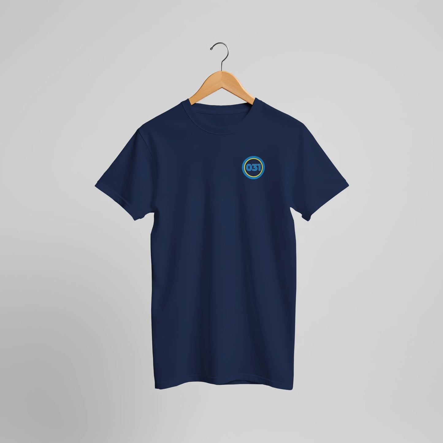 Marinblå t-shirt med 031 i cirkel placerat på bröstet.