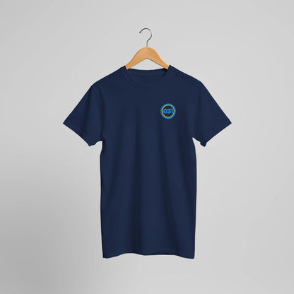 Marinblå t-shirt med 031 i cirkel placerat på bröstet.