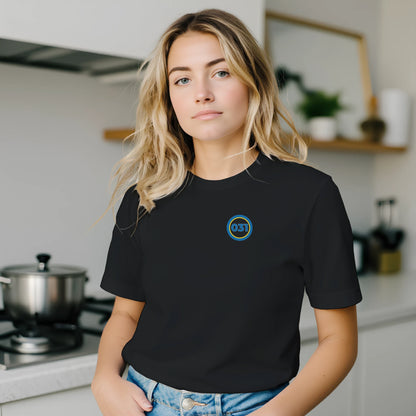 Kvinna ståendes i kök med svart t-shirt från GBGMotiv. 031 syns över vänstra bröstet.