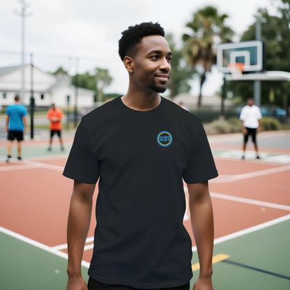Man ståendes utomhus på basketplan. Iklädd svart t-shirt med 031 över vänstra bröstet.