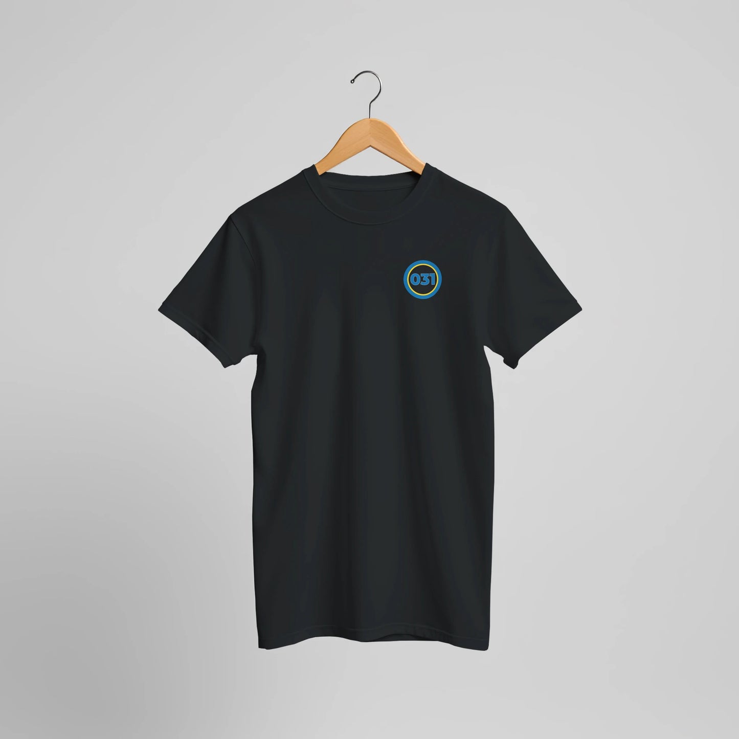 Svart t-shirt med 031 över bröstet.