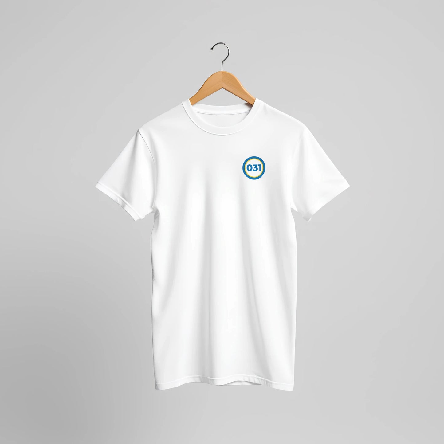 Vit t-shirt med 031-riktnummer för Göteborg över bröstet.
