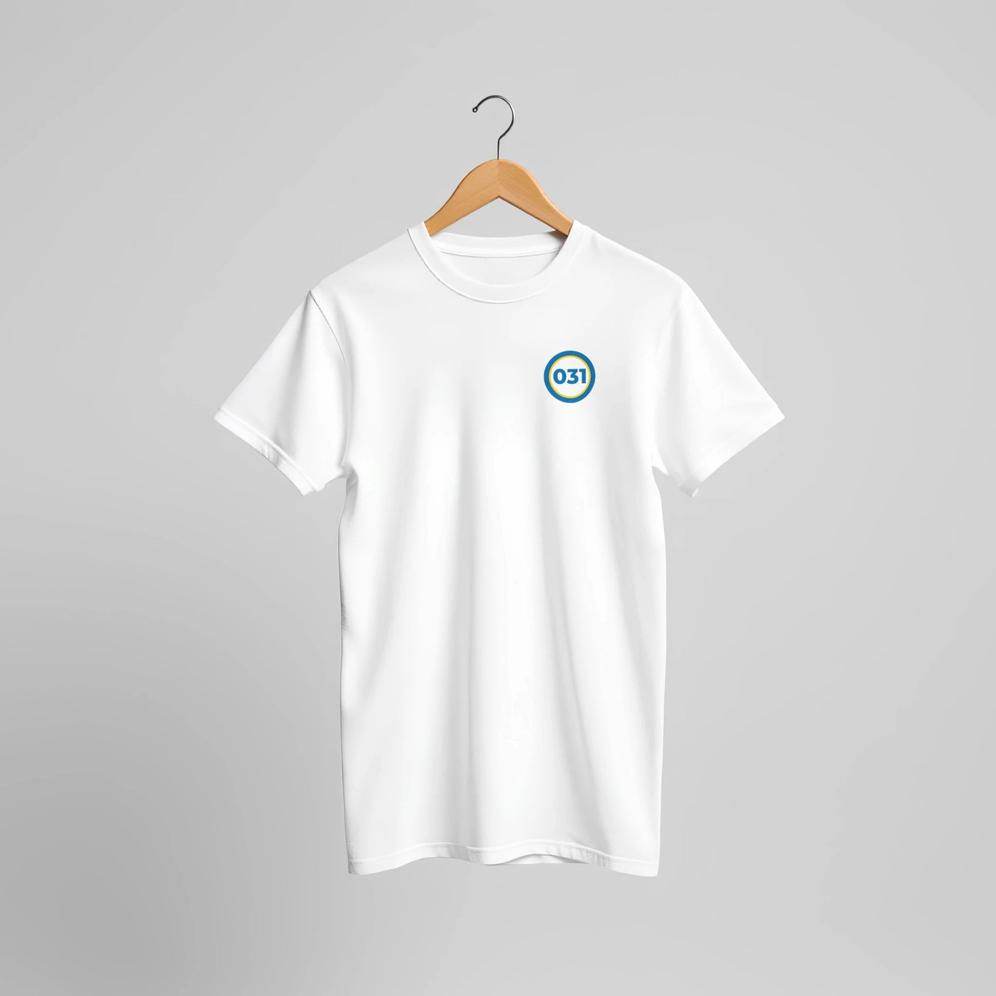 Vit t-shirt med 031-riktnummer för Göteborg över bröstet.