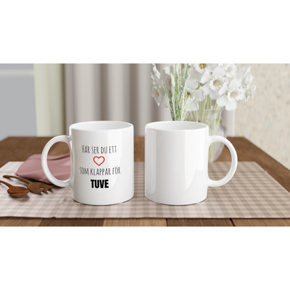 Dukat bord med kaffekoppar som hyllar stadsdelen Tuve. En perfekt personlig present till någon som bor på Hisingen i Göteborg.
