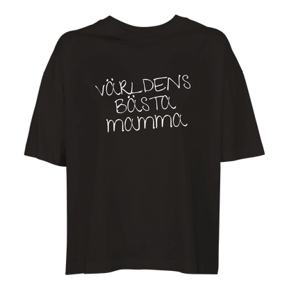 Svart oversized t-shirt med vit handskriven text 'VÄRLDENS BÄSTA MAMMA'. En mjuk och bekväm premium t-shirt perfekt som Mors dag-present.