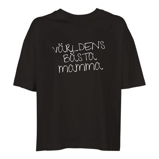Svart oversized t-shirt med vit handskriven text 'VÄRLDENS BÄSTA MAMMA'. En mjuk och bekväm premium t-shirt perfekt som Mors dag-present.