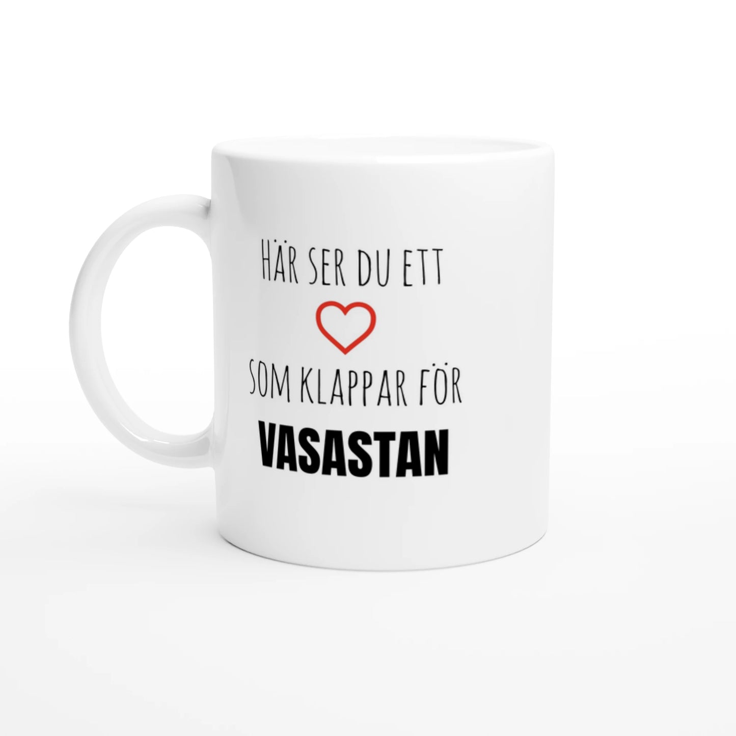 Vit kaffemugg med texten 'Här ser du ett hjärta som klappar för Vasastan' och ett rött hjärta. En stilren mugg för alla som älskar Vasastan i Göteborg.